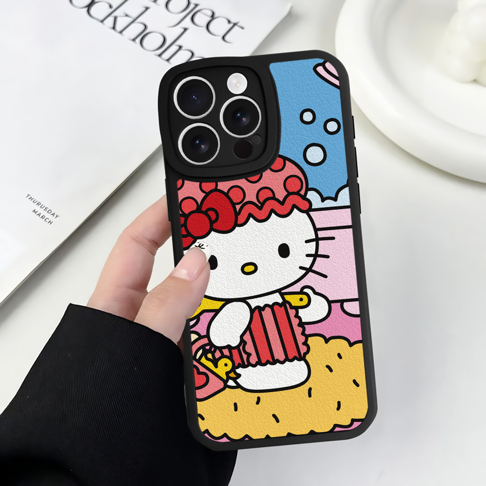 （画像用） Hello Kitty ハローキティ 【iPhone 16シリーズ対応】シリコンスマホケース（レザー調） 材質：シリコン